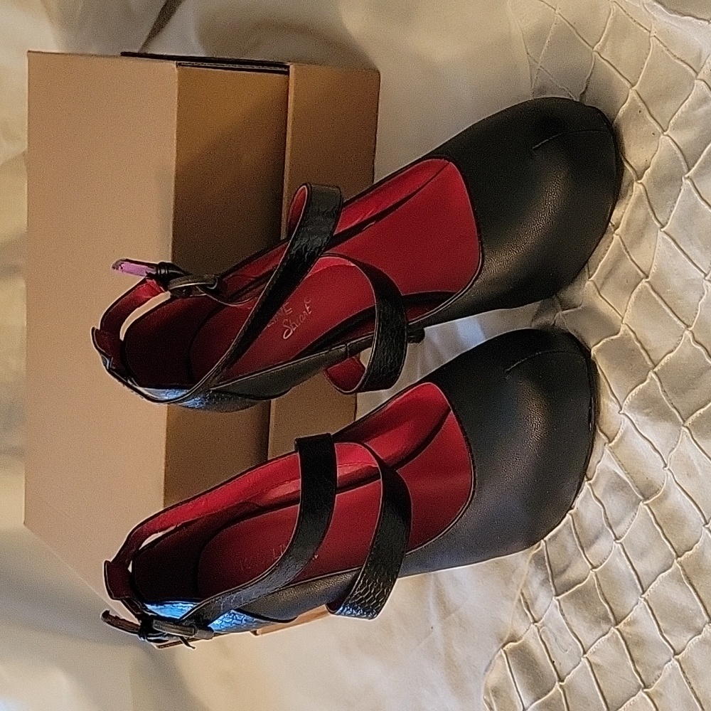 Gently Used Madeline Stuart 5" Blk heels. Blk straps w platform sole. Size 9.